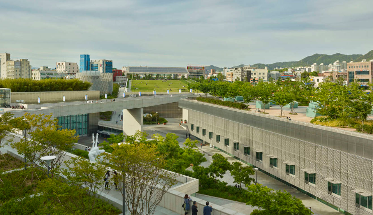 新修建结伴旧历史，生文化中心立异精神